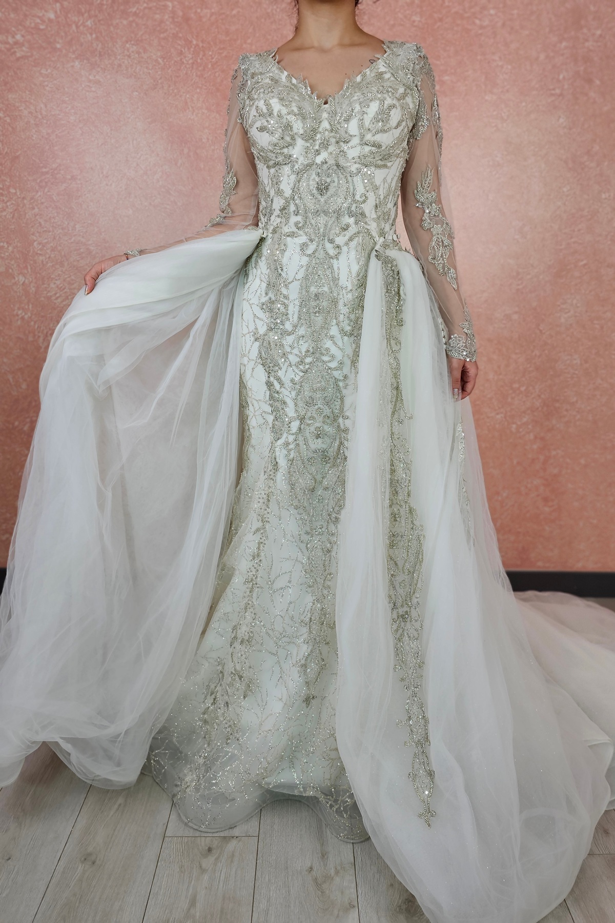 kalp-yaka-dusuk-kollu-islemeli-dantelli-kuyruklu-balik-model-gelinlik