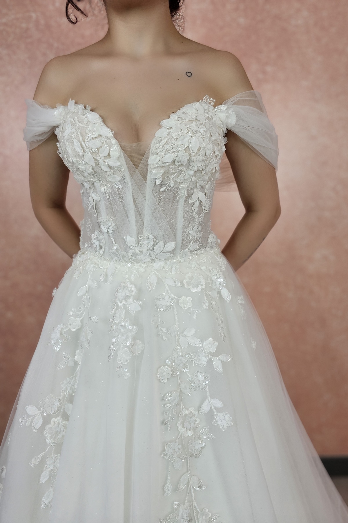 straplez-kalp-yaka-romantik-kol-balenli-transparan-detayli-dantel-tul-etekli-a-kesim-helen-gelinlik